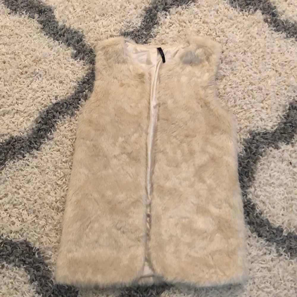 Adorable faux fur vest!!